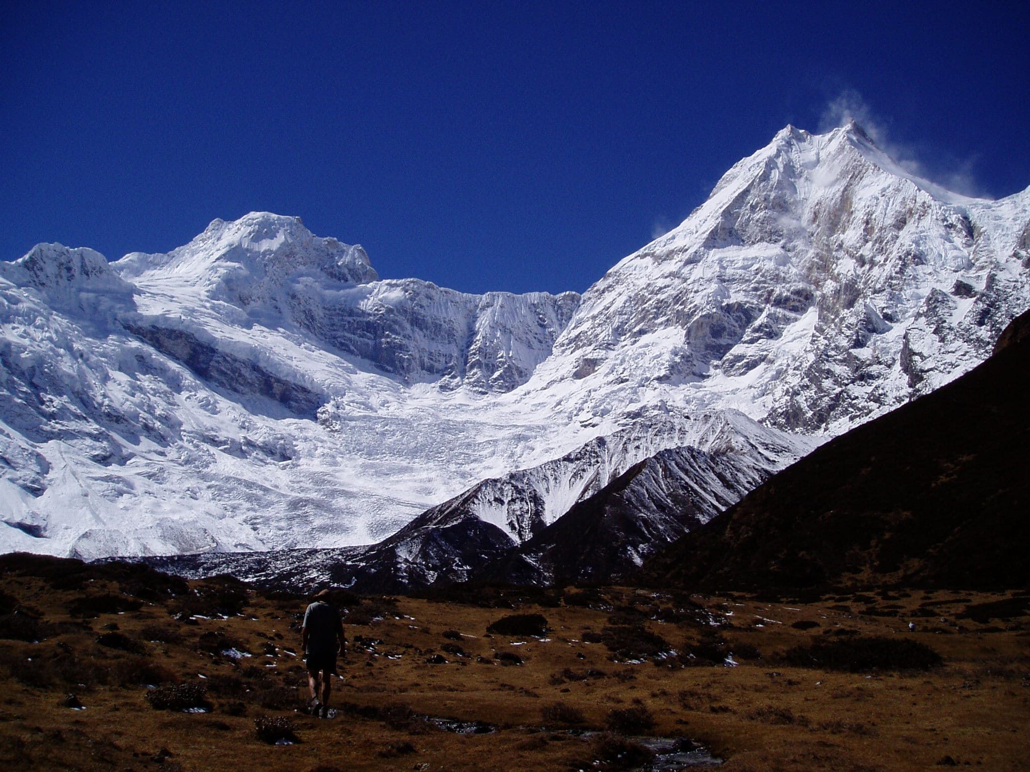 solo trekker in manaslu circuit trek