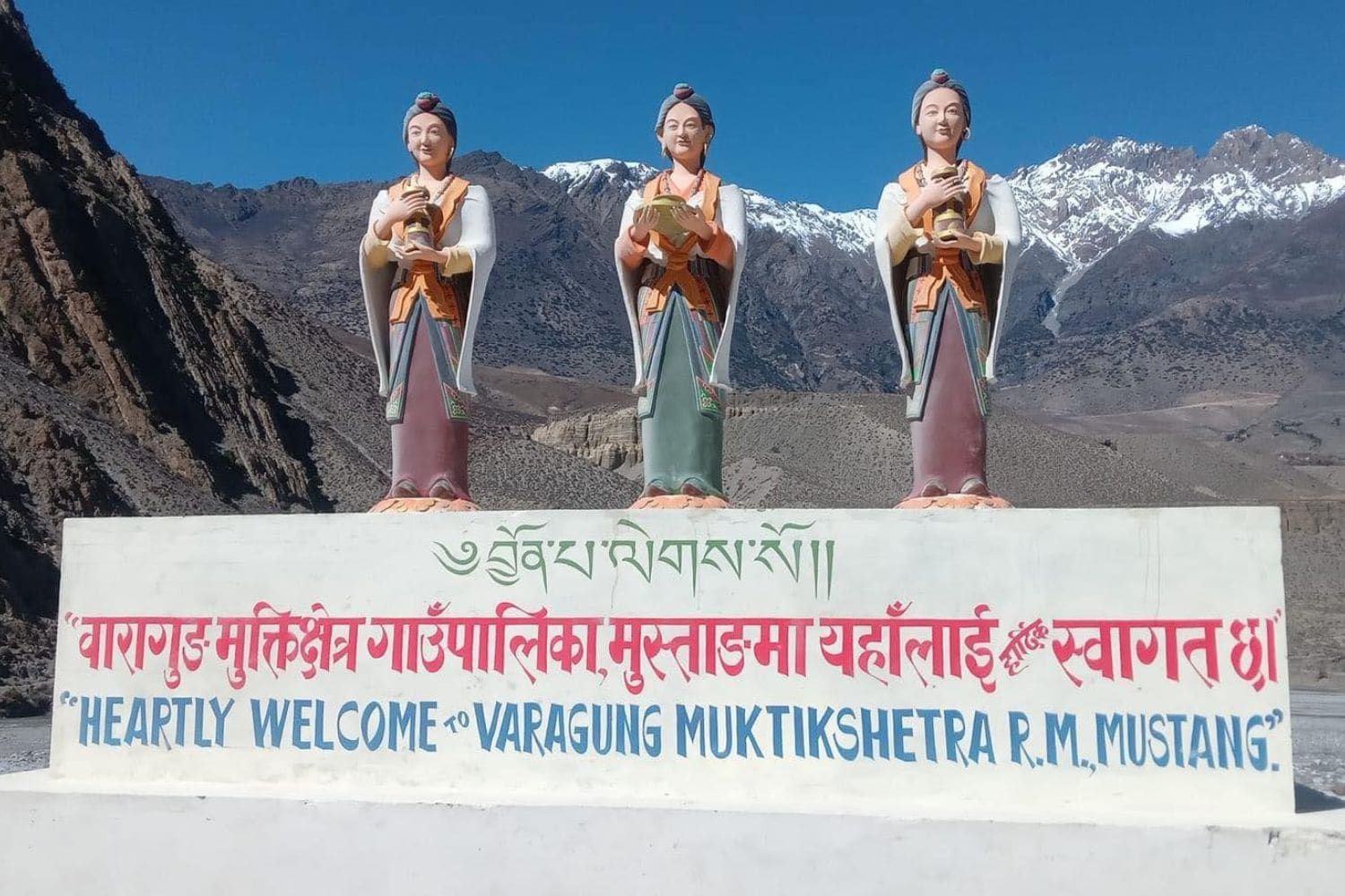 welcome sign on mustang